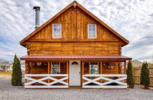 Kodak House | Kodak Log Cabin Fire Pit Near Dollywood & Smokies