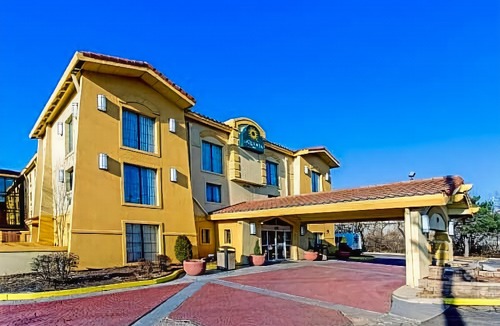 Elk Grove Village Hotel | La Quinta Inn by Wyndham Chicago O'Hare Airport