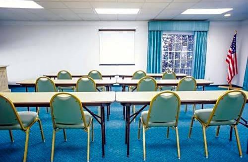 Quad Cities Hotel | La Quinta Inn by Wyndham Moline Airport