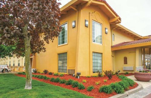 Quad Cities Hotel | La Quinta Inn by Wyndham Moline Airport