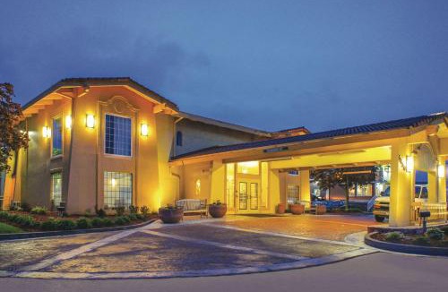 Quad Cities Hotel | La Quinta Inn by Wyndham Moline Airport