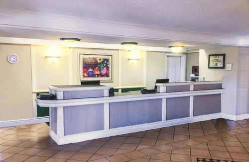 Quad Cities Hotel | La Quinta Inn by Wyndham Moline Airport