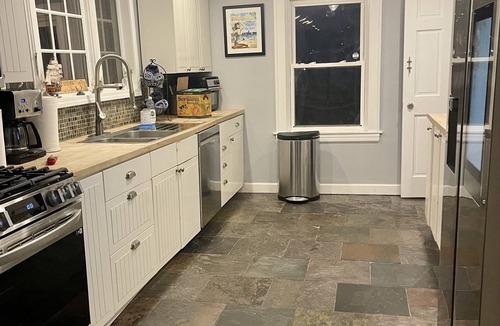 Round Lake House | Lake House Retreat with Hot Tub,Kyak,SUP near Great Lakes Naval & Great America