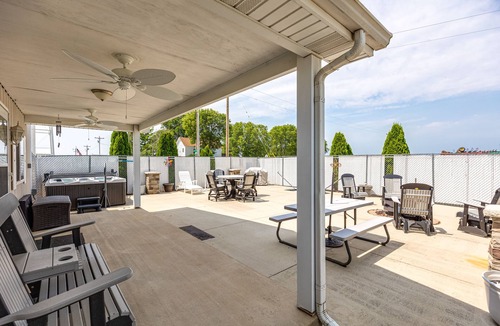 Shelbyville Cottage | Lake Shelbyville Country Cottage w/Hot Tub - 5 minutes from Lake