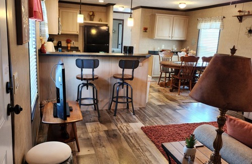 Lakewood House | Lake Shelbyville Corn Crib is a Charming 2-bedroom house with fishing ponds