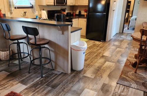 Lakewood House | Lake Shelbyville Corn Crib is a Charming 2-bedroom house with fishing ponds