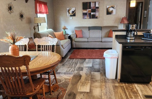 Lakewood House | Lake Shelbyville Corn Crib is a Charming 2-bedroom house with fishing ponds