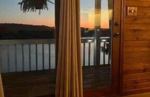 Perks House | Lakefront, amazing views, boat rentals available