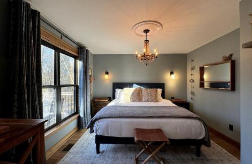 Carbondale House | Lakefront Cabin with Fire Pit in Carbondale, Illinois