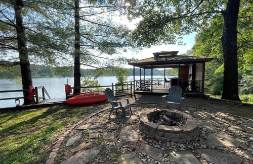 Brookport House | Lakefront Cabin with Hot Tub!