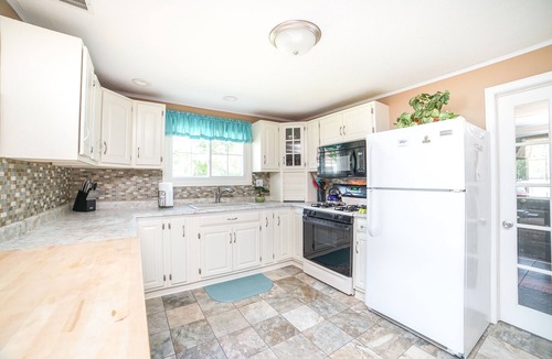 Manteno Cottage | Lakefront Cottage Sleeps 6