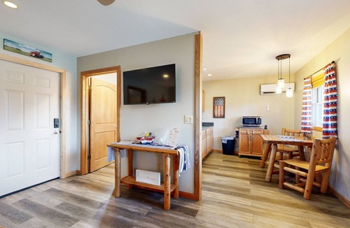 Murphysboro Cabin | Lakefront, dog-friendly cabin with covered porch & firepit - near wine tasting