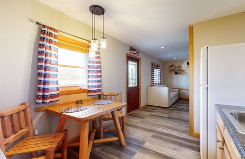 Murphysboro Cabin | Lakefront, dog-friendly cabin with covered porch & firepit - near wine tasting