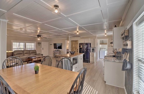 Greers Ferry Cottage | Lakefront Greers Ferry Cabin w/Covered Boat Slip!