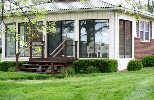 Marion House | Lakefront Lake Of Egypt Sleeps 8 w/Dock/two kayaks and on 1 LEVEL!