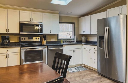 Brookport House | Lakehouse with Hot Tub - Near Shawnee Forest