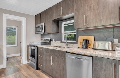 Centre Hastings Cottage | Lakeside Bliss - Charming 3BR Cottage on the Water