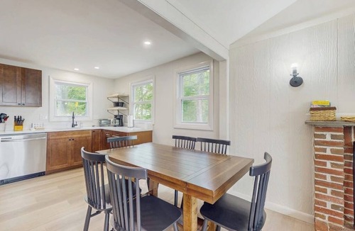 Ossipee House | Lakeside cottage with beautiful water-views and outdoor fire pit