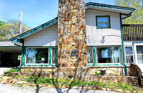 Fall River Cabin | Lakeside Ranch-Themed Loft Cabin w/Full Entertainment Patio!