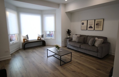 North Kenwood Condo | Lakeside Retreat: Charming Greystone Near Downtown