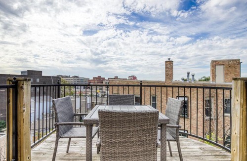 Lakeview Apartment | Lakeview 2BR w Patio WD nr Wrigley Field CHI-458