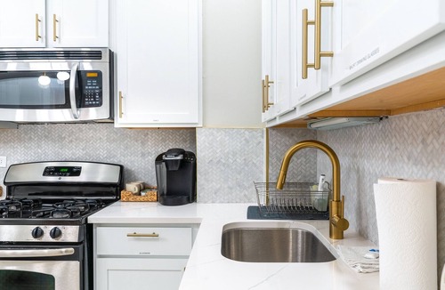 Lakeview House | Lakeview Lux - 20min to Wrigley - Free Parking - Sleeps 17+