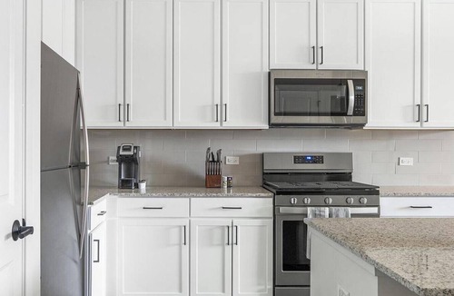 Lombard Apartment | Landing at The 450 - 1 Bedroom in Downtown Lombard
