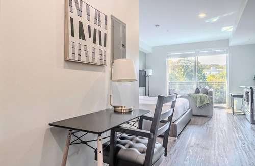 Ithaca Apartment | Landing | Chic Studio, Gym