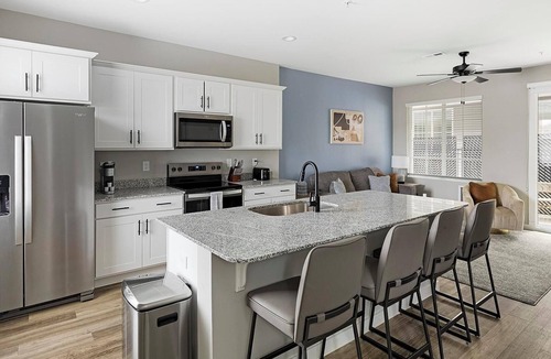 Madison Apartment | Landing | Incredible 2BD, Courtyard, Gym