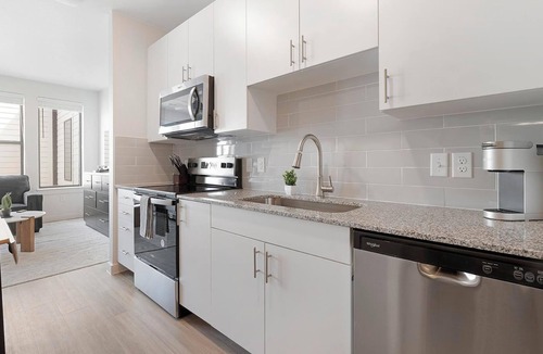 Sweetbriar Apartment | Landing | Incredible Studio, Pool, Gym