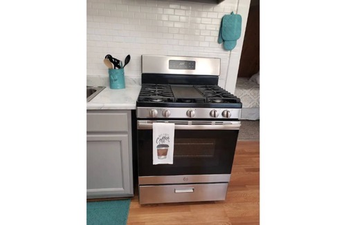 Quincy Apartment | Large 1 Bedroom Apt. with Wifi centrally located