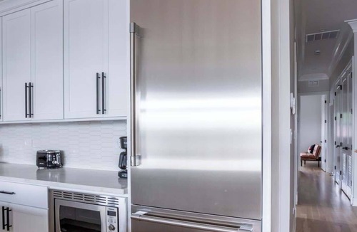West Lakeview Apartment | Large 2-Bedroom w/Huge Roofdeck view of Skyline