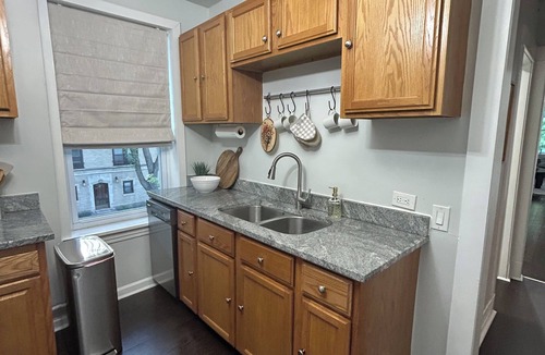 Rogers Park Apartment | Large 3 bedroom apartment in Roger’s Park!