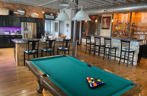 Highland House | LARGE 3000 sq. ft Newly Renovated Upstairs Loft - Ideal Families & Friend