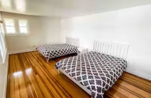 Solon Mills House | Large 6Bd/3.5Ba Lake-Front Group Retreat