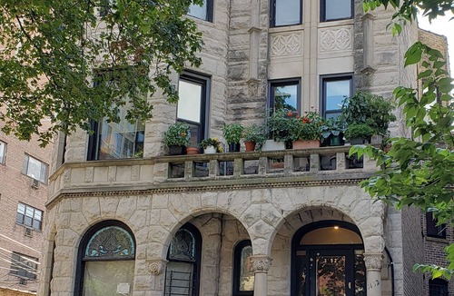 Lake View East Apartment | Large, Exquisitely Decorated in Heart of East Lakeview Near Wrigley & Lakefront