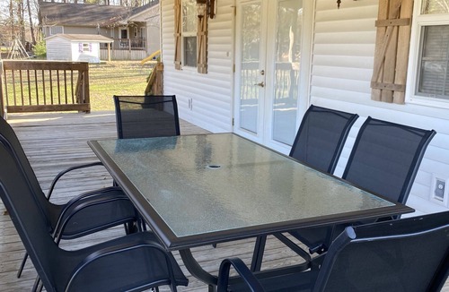 Carterville House | Large family home near lakes, parks, and wineries