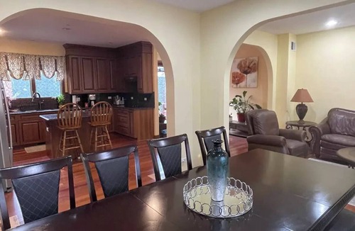 Skokie Apartment | Large house in Chicago suburbn