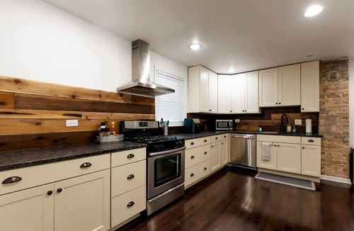 Forest Park Apartment | Large, modern 2 bedroom in the heart of Forest Park