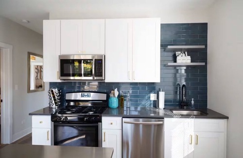 Forest Park Apartment | Large Renovated 1st FL Suite Forest Park/Oak Park