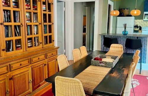 Oak Park Apartment | Large, sunny 3 bedroom apartment two blocks from down town Oak Park.