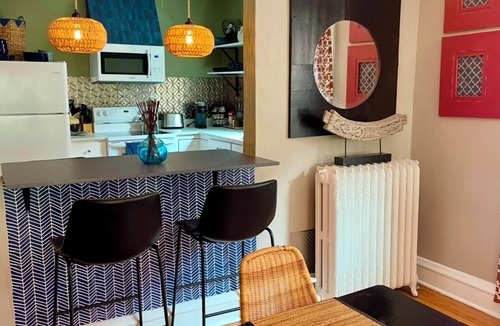 Oak Park Apartment | Large, sunny 3 bedroom apartment two blocks from down town Oak Park.