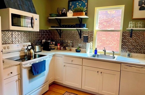 Oak Park Apartment | Large, sunny 3 bedroom apartment two blocks from down town Oak Park.