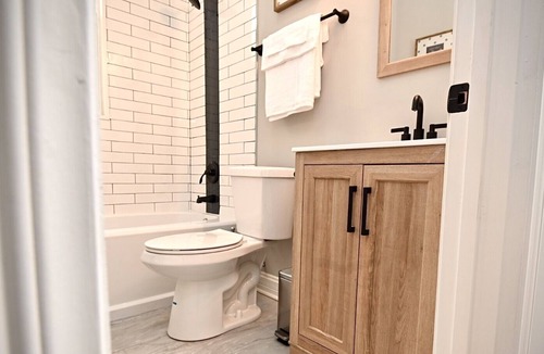 Woodlawn Apartment | Large ultra modern 3BR/1BA near Univ of Chicago