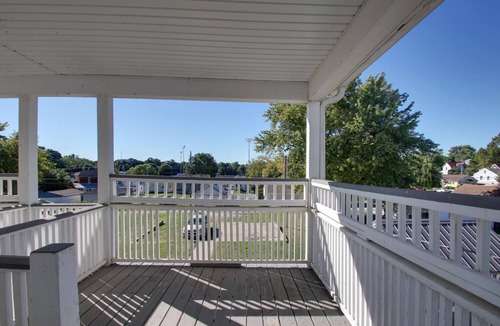 Quincy Apartment | Large Updated Upper 1-bedroom West Facing w/Wi-Fi