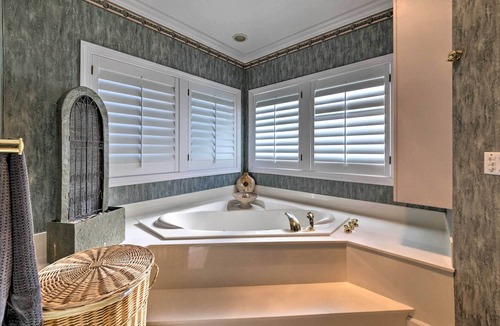 Carbondale House | Lavish Lakefront Retreat w/ Deck & Fire Pit!