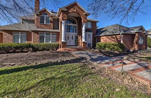 Carbondale House | Lavish Lakefront Retreat w/ Deck & Fire Pit!