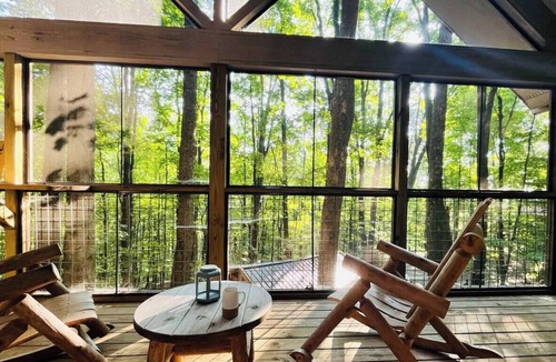 Helen Cabin | Lazy Bear Treehouse Pet Friendly & Min to Helen!