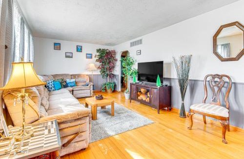 Lincoln House | Less Than 1 Mi to Route 66 Home with Large Yard!
