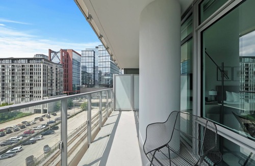 West Loop Hotel | Level Fulton Market - Open Concept studio with full kitchen and luxury bathroom